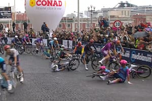 Caídas en cadena en la última curva y el aficionado que puso en riesgo a varios ciclistas