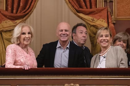 En la última función de Fausto en el Teatro Colón con su hijaMarcela, su amigo Alejandro Veroutis, Jorge Telerman y Amalia Idoyaga Molina.