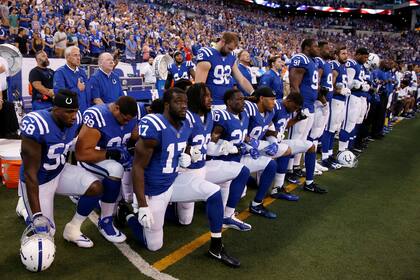 Mientras estuvo en boga el movimiento Black Lives Matter, futbolistas americanos se arrodillaban durante la ejecución del himno nacional antes de los partidos para quejarse del tratamiento policial a personas de raza negra; Trump pidió públicamente la expulsión a Colin Kaepernick, el precursor de esa acción de protesta.