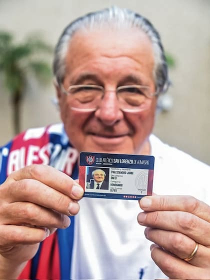 En la última visita al país, Jorge D´Alessandro fue reconocido como socio honorario de San Lorenzo y recibió una camiseta con su apellido.