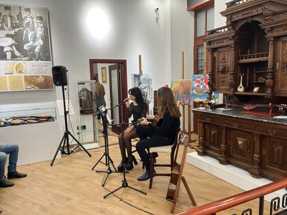 En la universidad, Francesca se hizo inseparable de Filip Blazic, un productor y multiinstrumentista serbio