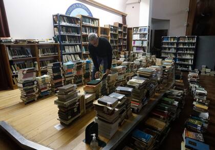 En la Universidad Nacional del Sur, el rector, Daniel Vega, muestra libros destruidos: “Perdimos el 70% de la biblioteca”, afirma