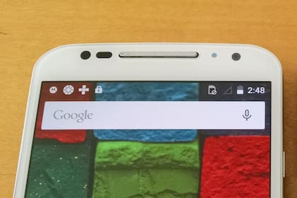 En la versión en blanco se aprecia mejor el sensor infrarrojo, arriba a la derecha entre el auricular -la barra metálica- y la cámara frontal