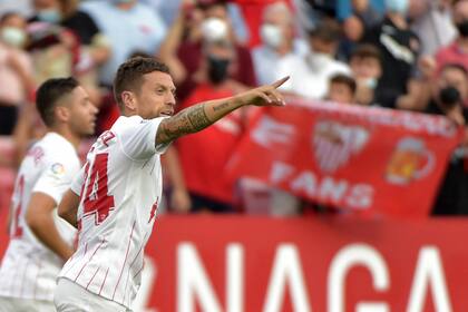 En la victoria de Sevilla fueron titulares Papu Gómez, Montiel, Lamela y Lucas Ocampos. Marcos Acuña, estuvo entre los suplentes y no ingresó.