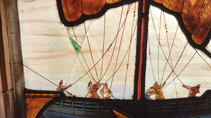 En la vidriera de Ostia hubo que hacer pequeñas incrustaciones donde había faltantes.