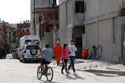 Las calles Miralla y Corvalán se abrieron entre el macizo de viviendas de la villa 20 como parte del proceso de urbanización