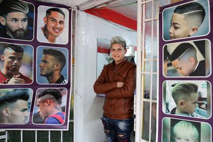 David Soria trabaja en una peluquería de la villa 31 y dice que no pueden aumentar los precios