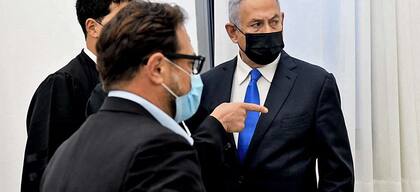 En la vista del lunes Netanyahu presentó una respuesta por escrito a las acusaciones. Su abogado presentó alegaciones procedimentales contra los casos, afirmando que el secretario de Justicia no había aprobado las investigaciones adecuadamente. Tras unos 20 minutos, Netanyahu abandonó la sala sin ex