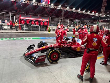 En la vuelta 30, Lewis Hamilton entró en boxes, le sacaron los neumáticos duros y su escudería apostó por los los medios