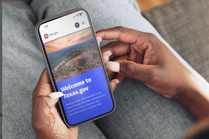 En la web del gobierno se puede verificar si se es elegible para renovar en línea o se debe hacer el trámite presencial (Texas gov)