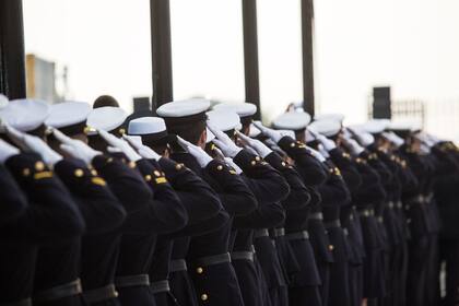 En la zarpada estuvieron presentes autoridades navales, el Director General de Educación de la Armada, Contraalmirante Fernando Emir Maglione, junto a familiares y amigos de la tripulación.