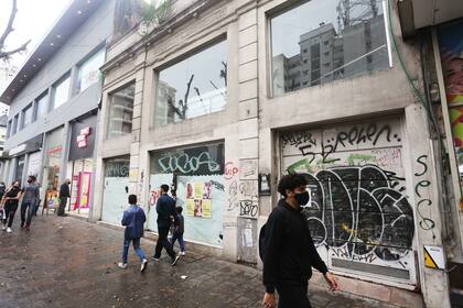 En la zona céntrica de La Plata, los locales cerrados y el escaso movimiento de personas exhibe la crisis por la pandemia