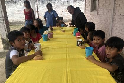 En la zona de Aguaray existen 26 comunidades del pueblo guaraní, chané y wichi. Los hermanos franciscanos llevan adelante allí comedores, merenderos y proyectos de carpintería, huertas y producción de calzado.