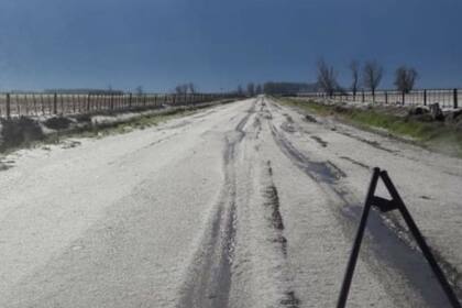 En la zona de Diego de Alvear, en Santa Fe, los caminos quedaron con granizo