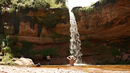 En la zona de las yungas jujeñas, a la cascada de Tiraxi se puede llegar a pie o en auto