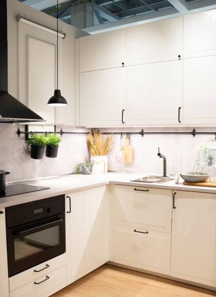 En la zona de lavado y despensa, la organización vertical es clave.