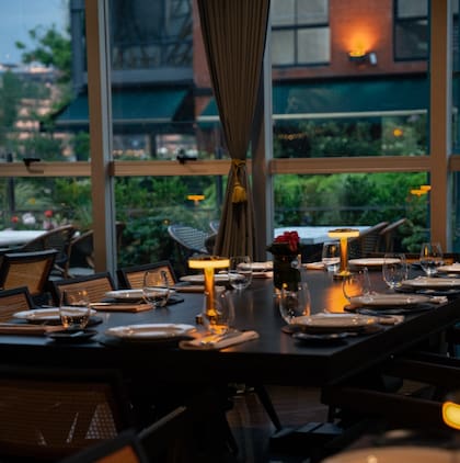 En la zona de los docks, Cauce propone una cena íntima con foco en el concepto de asador.