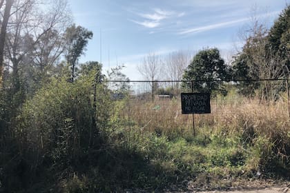 En la zona, detrás del barrio cerrado Mayling, conviven construcciones formales, ocupaciones irregulares y terrenos vacíos; los propietarios se avisan entre ellos si advierten un intento de ocupación