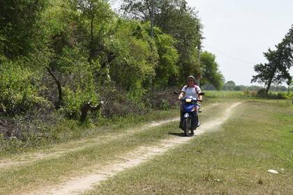 En la zona en la que vive Salomé no existe en transporte público para llegar a la escuela. Su única opción para hacer las 50 cuadras de tierra que la separan de la escuela, es subirse a la moto de su papá y hacer malabares para no caerse.