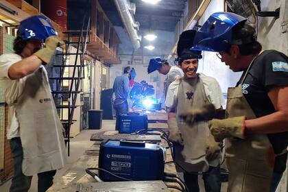 En Laborando se dictan clases, cursos y talleres relacionados con la herrería, la carpintería y la cerámica