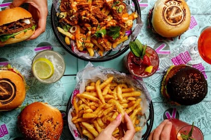 En Lado V destacan sus 5 “NotBurgers” con papas fritas y panes de receta propia a base de leche de almendras.