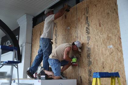 En Lake Charles, Louisiana, los residentes se preparan para la llegada del huracán Laura