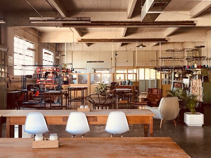 En largas mesas que antiguamente eran para las tareas de corte, ahora se promueve el uso colectivo de creativos de distintas disciplinas co-trabajan en Espacio Balux.