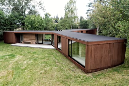 El exterior de la casa tiene paneles de acero desgastados que cambiarán de color con el tiempo para camuflar la casa en el entorno del bosque