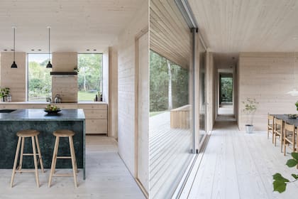 Se eligieron muebles mínimos y de colores neutros para mantener los espacios más abiertos y libres de desorden