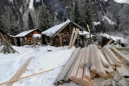 La anciana recibe un poco de ayuda de personas que le envían por helicóptero materiales y alimentos