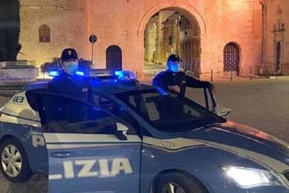 El hombre fue visto por la policía de la ciudad de Fano en Italia, quiénes controlaban que se cumpliese el toque de queda por coronavirus