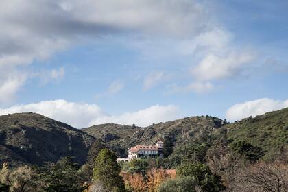 En las afueras de La Cumbre, el castillo fue levantado en 1930 por el médico Bartolomé Vasallo como residencia de verano antes de llegar a manos de Mandl.