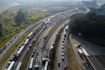 En las afueras de San Pablo, camiones bloquean la autopista BR-116, que conecta con el Mercosur