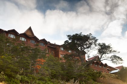 En las afueras de Ushuaia, el hotel fue construido a orillas del Canal Beagle