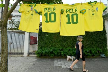 En las afueras de Vila Belmiro se venden casacas de Brasil con el nombre de Pelé