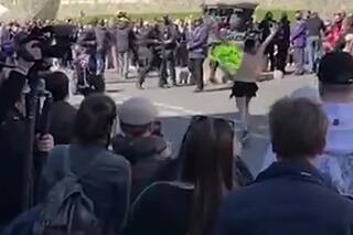 Insólito: una mujer fue detenida por hacer topless en el funeral de Felipe