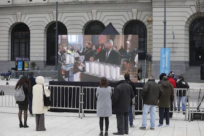 En las afueras del CCK se dispusieron pantallas para seguir el acto