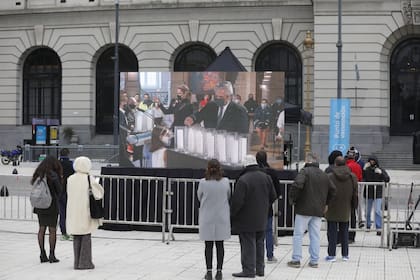 En las afueras del CCK se dispusieron pantallas para seguir el acto 