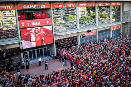 En las afueras del estadio de Benfica, los fanáticos se unieron a algunos argentinos en la presentación de Ángel Di María.