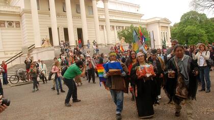 En las afueras del museo, sobre una bandera del pueblo mapuche pusieron los cuatro cajones