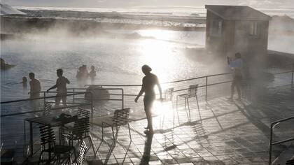 En las aguas calientes de La laguna azul, un balneario geotermal situado al suroeste del país. Es una de las atracciones más visitadas