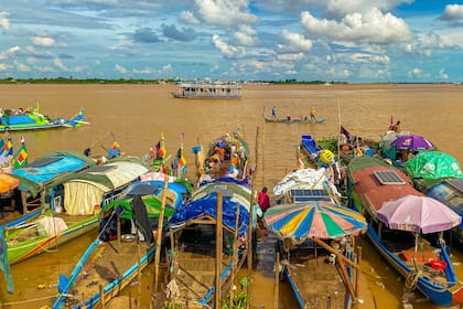 En las aguas del Mekong, sobre las costas de Camboya, los barcos de pescadores son también hogares