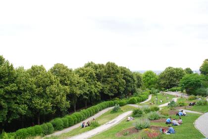 En las alturas de una colina, el parque de Belleville ofrece una vista panorámica inigualable sobre la capital francesa.