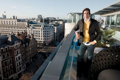 En las alturas del Radio Rooftop Bar, en el hotel ME London, Iván disfruta de la vista