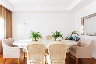 En las cabeceras, sillones con patas de madera y funda de lino (Bienestar Deco). Macetas de cerámica (Casa Chic). Helechos (Regiacasa).