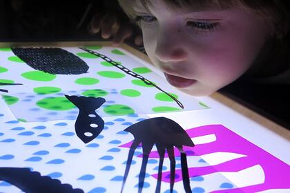 En las cajas o en el teatro de sombras, la luz le da una nueva dimensión al juego y a la exploración.