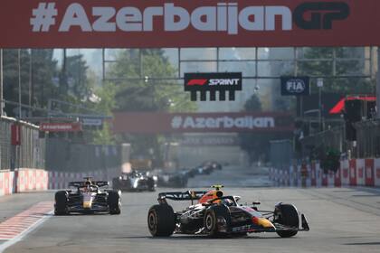 En las calles de Bakú, Sergio Checo Pérez dominó a Max Verstappen y recortó a seis puntos la batalla por el liderazgo del campeonato de Fórmula 1