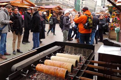 En las calles de ciudades de Hungría es habitual encontrar puestos que preparan los 'kurtos' con la receta tradicional