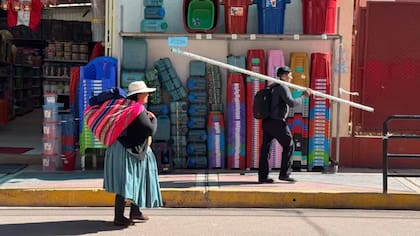 En las calles de Desaguadero, Perú, se comercializan bidones usados comúnmente para el transporte informal de combustible