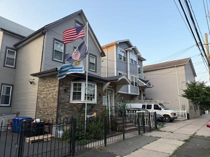 En las calles de Elizabeth se pueden encontrar numerosas banderas de Uruguay.